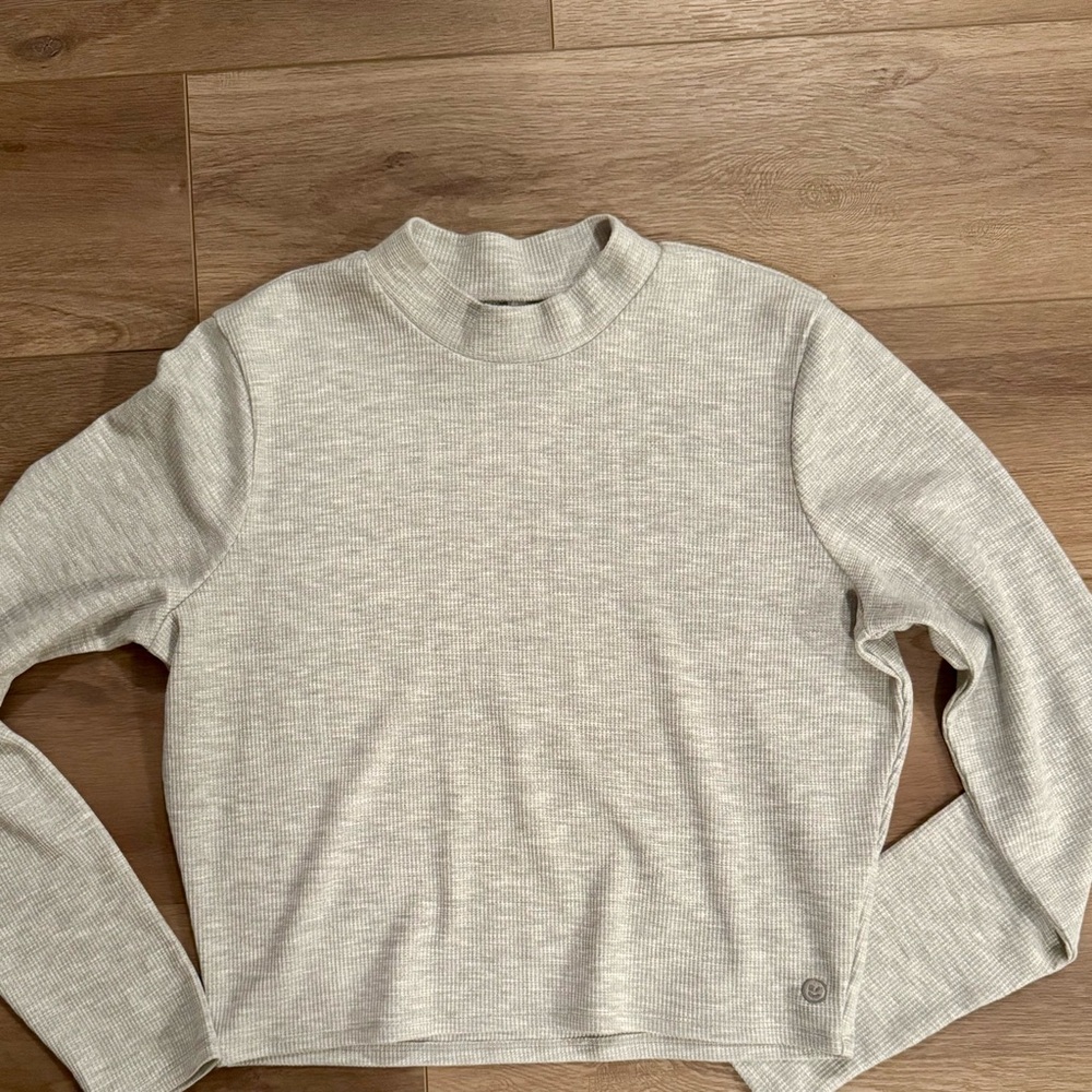 NWT Gilly Hicks Hollister Gray Long Sleeve Crew Neck Cropped Athletic Base Layer - Picture 2 of 8
